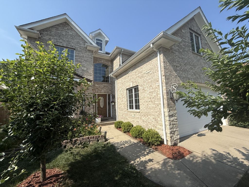 114 E 56th Street, Westmont, IL 60559