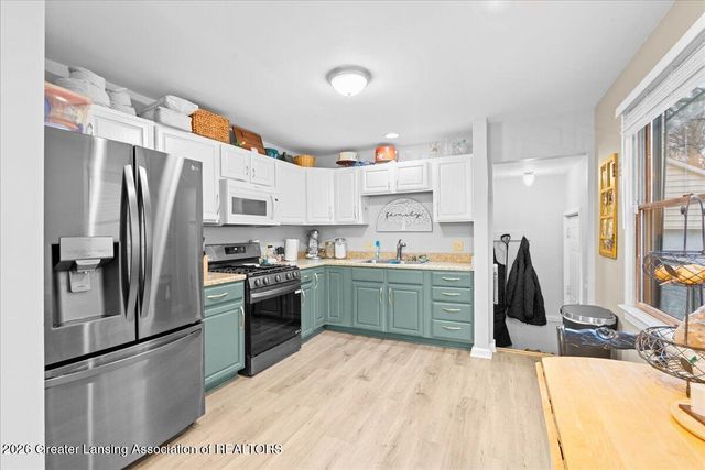 2610 Gary Avenue, Lansing, MI 48906