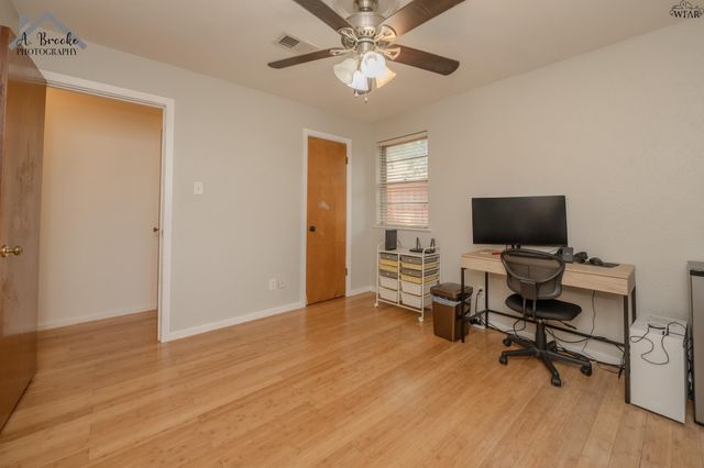 903 LINCOLN DRIVE, Iowa Park, TX 76367