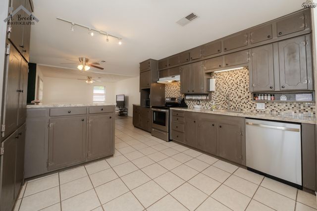 903 LINCOLN DRIVE, Iowa Park, TX 76367