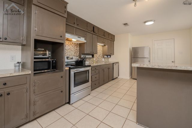 903 LINCOLN DRIVE, Iowa Park, TX 76367