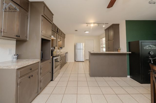 903 LINCOLN DRIVE, Iowa Park, TX 76367