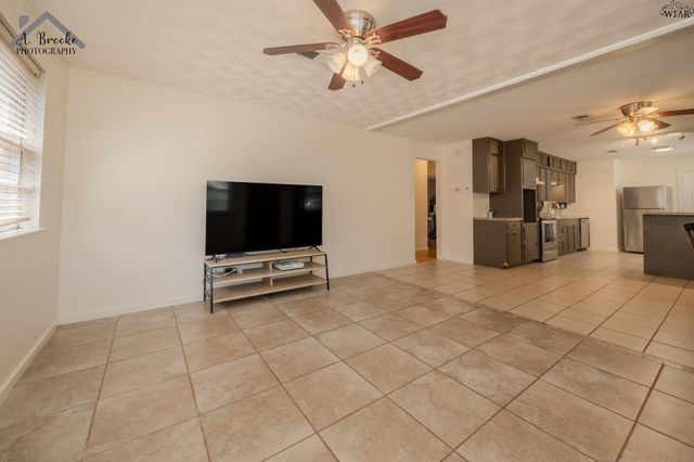 903 LINCOLN DRIVE, Iowa Park, TX 76367