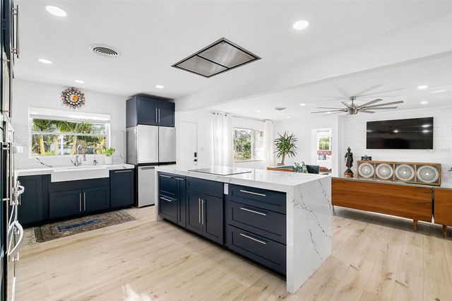 703 WHITFIELD AVENUE, Sarasota, FL 34243