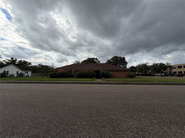 300 E Myrtle Street, Angleton, TX 77515
