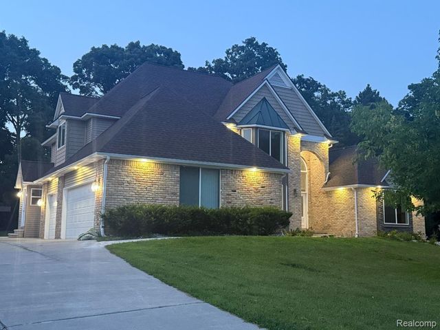 1217 Kings Carriage Road, Grand Blanc, MI 48439