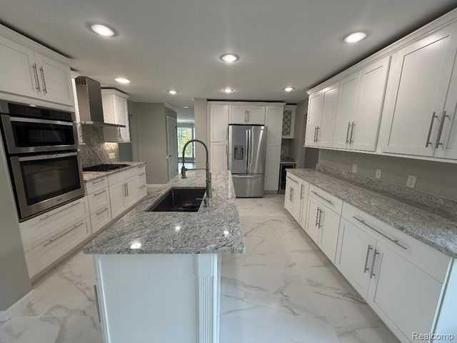 1217 Kings Carriage Road, Grand Blanc, MI 48439