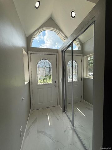 1217 Kings Carriage Road, Grand Blanc, MI 48439