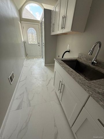 1217 Kings Carriage Road, Grand Blanc, MI 48439