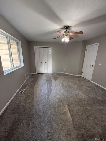 1217 Kings Carriage Road, Grand Blanc, MI 48439