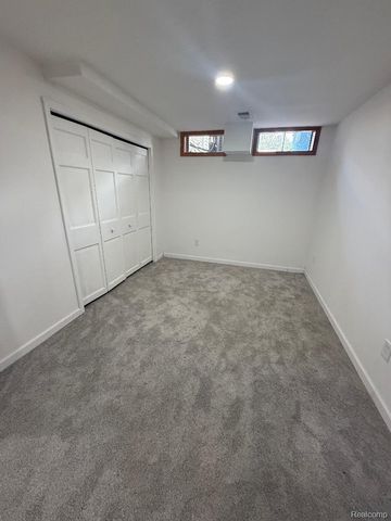 1217 Kings Carriage Road, Grand Blanc, MI 48439