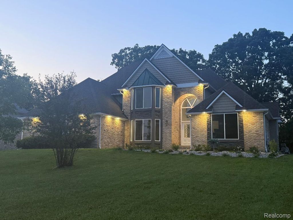 1217 Kings Carriage Road, Grand Blanc, MI 48439