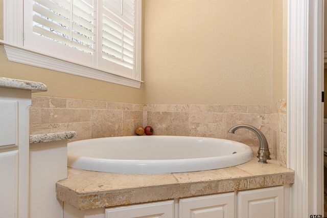 10969 Deer Creek Dr, Tyler, TX 75707