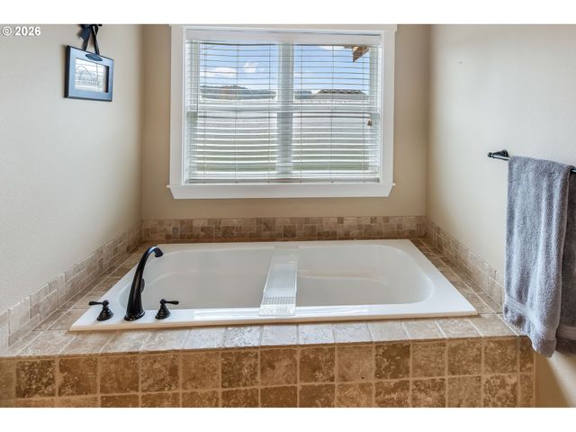 3796 ILLAHE HILL Rd S, Salem, OR 97302