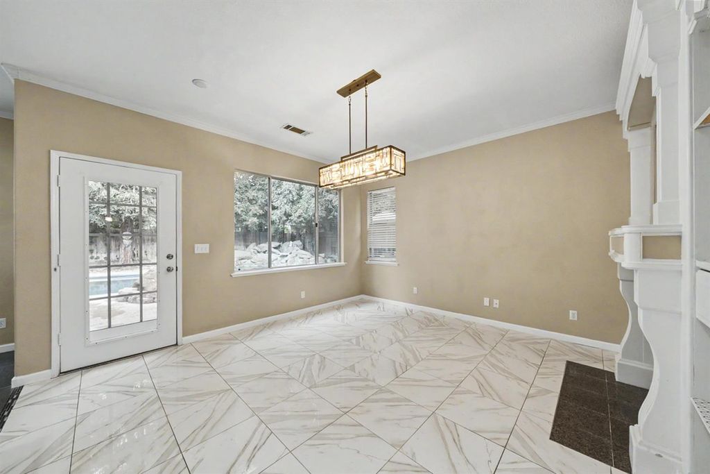 Image 10 of property listing at 2055 Bedford Avenue, Clovis, CA 93611