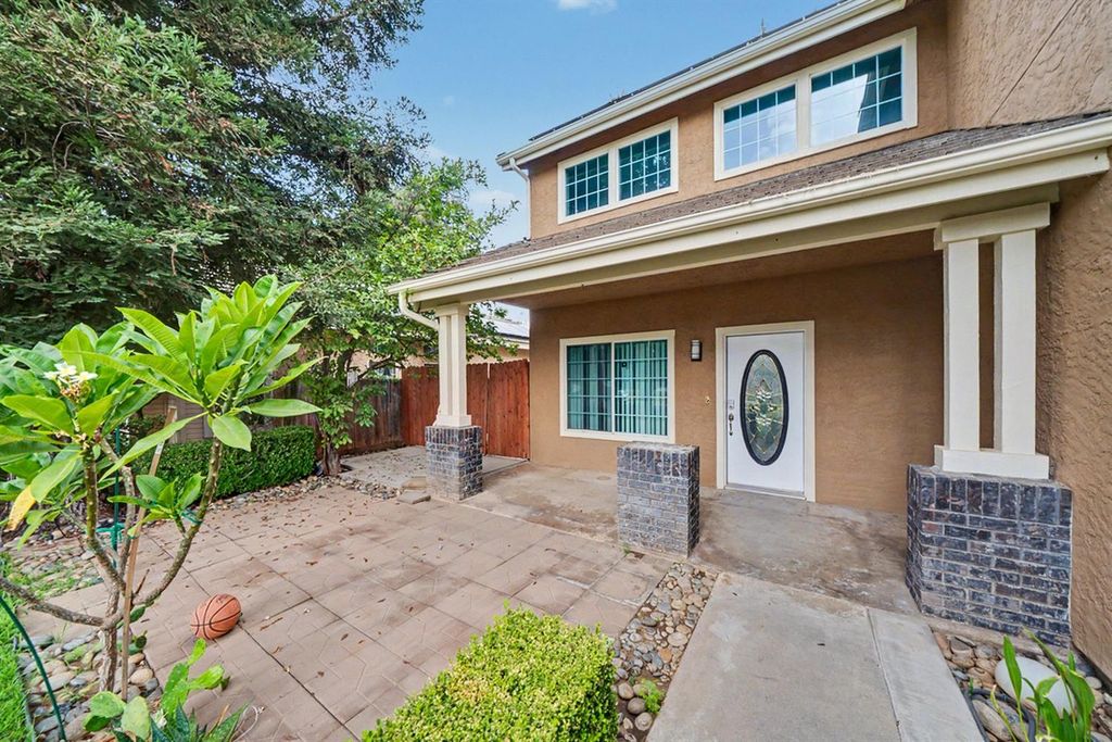 Image 2 of property listing at 2055 Bedford Avenue, Clovis, CA 93611