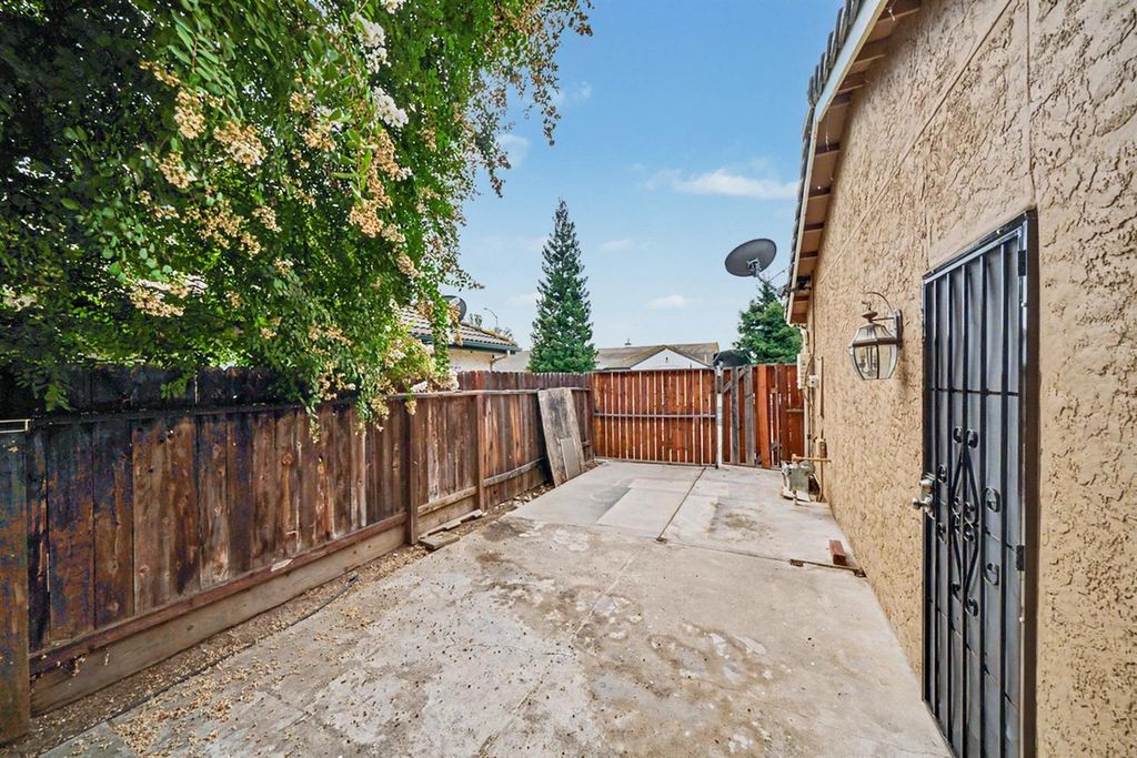 Image 30 of property listing at 2055 Bedford Avenue, Clovis, CA 93611