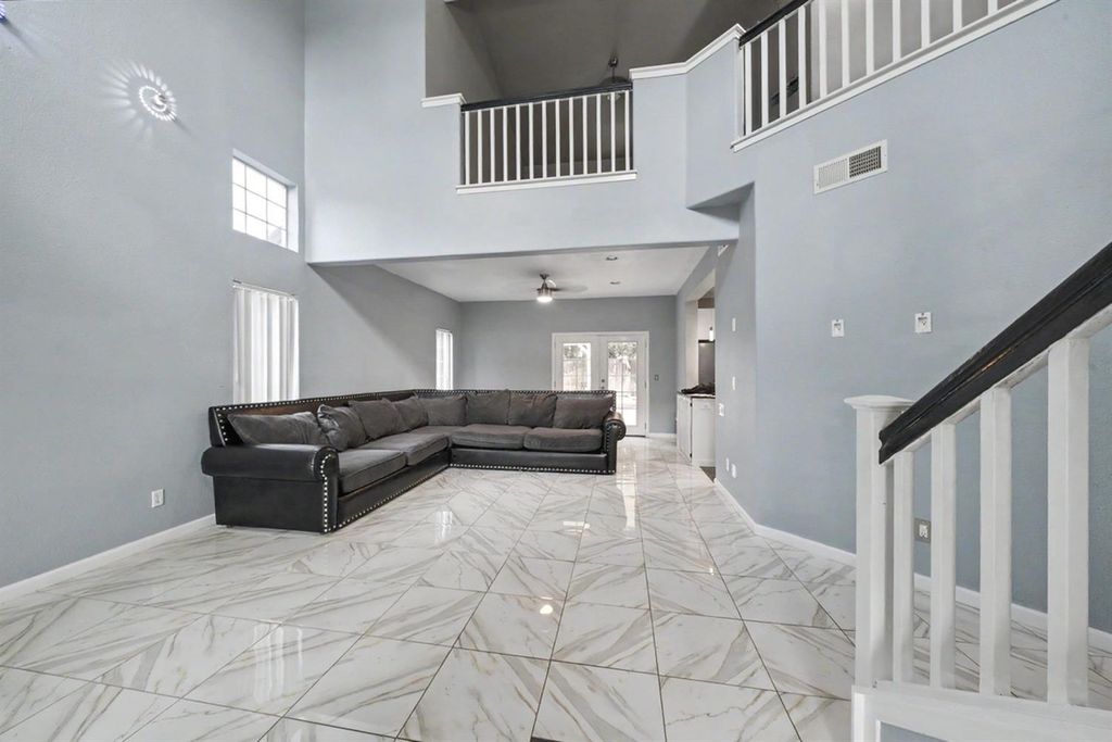 Image 4 of property listing at 2055 Bedford Avenue, Clovis, CA 93611