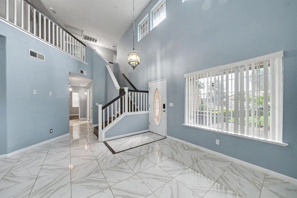 Image 5 of property listing at 2055 Bedford Avenue, Clovis, CA 93611