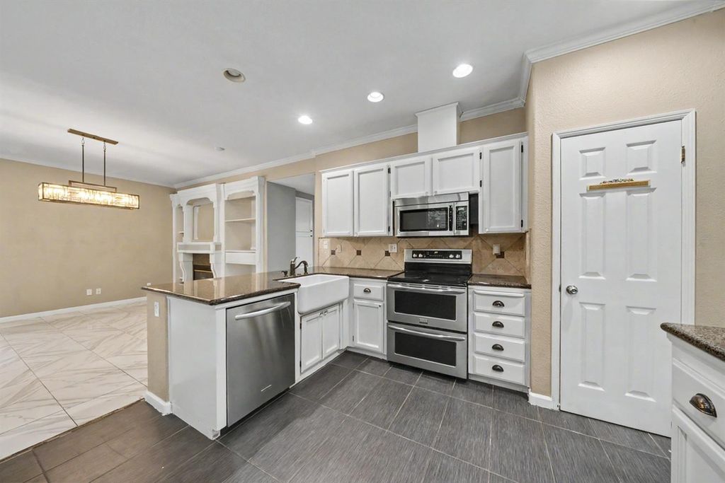 Image 7 of property listing at 2055 Bedford Avenue, Clovis, CA 93611