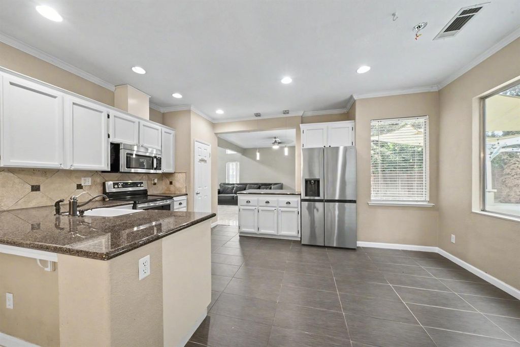 Image 9 of property listing at 2055 Bedford Avenue, Clovis, CA 93611