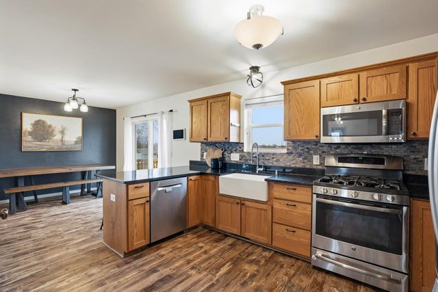 305 Skyland WAY, Deerfield, WI 53531