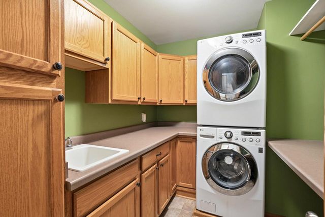 305 Skyland WAY, Deerfield, WI 53531