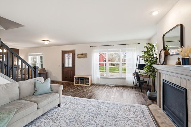 305 Skyland WAY, Deerfield, WI 53531