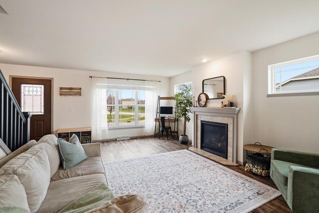 305 Skyland WAY, Deerfield, WI 53531