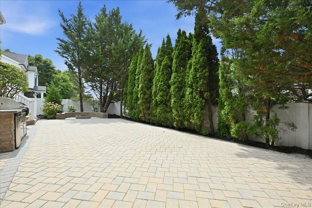 4 Corin Court, Syosset, NY 11791