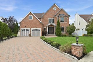 4 Corin Court, Syosset, NY 11791