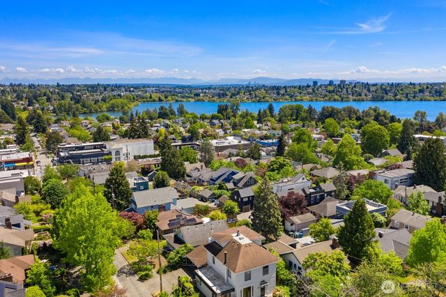 911 N 77th Street, Seattle, WA 98103