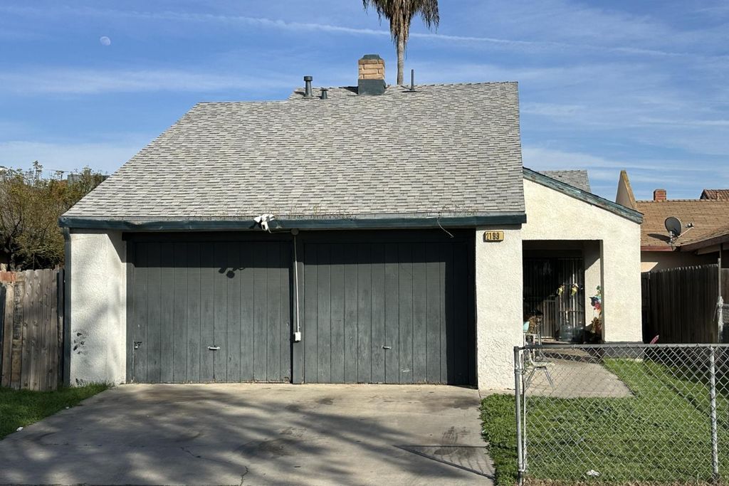 2199 S Chestnut Avenue, Fresno, CA 93725