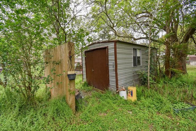 718 Partridge Lane, Eagle Lake, TX 77434