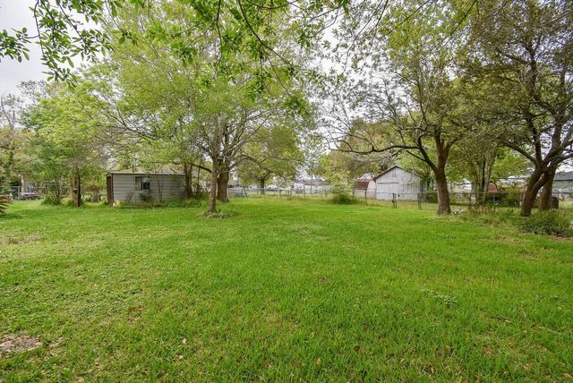 718 Partridge Lane, Eagle Lake, TX 77434
