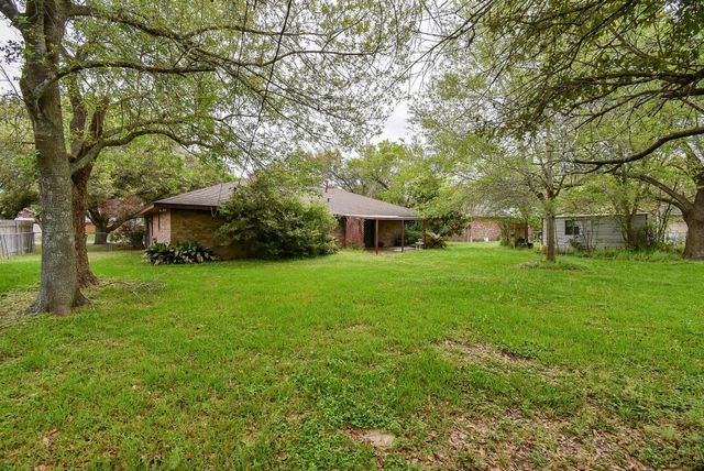 718 Partridge Lane, Eagle Lake, TX 77434
