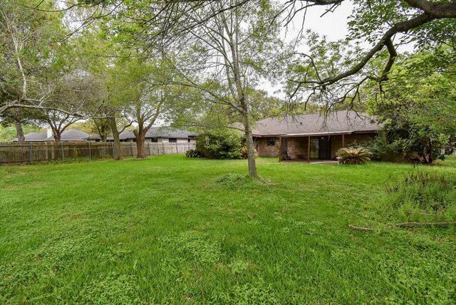718 Partridge Lane, Eagle Lake, TX 77434