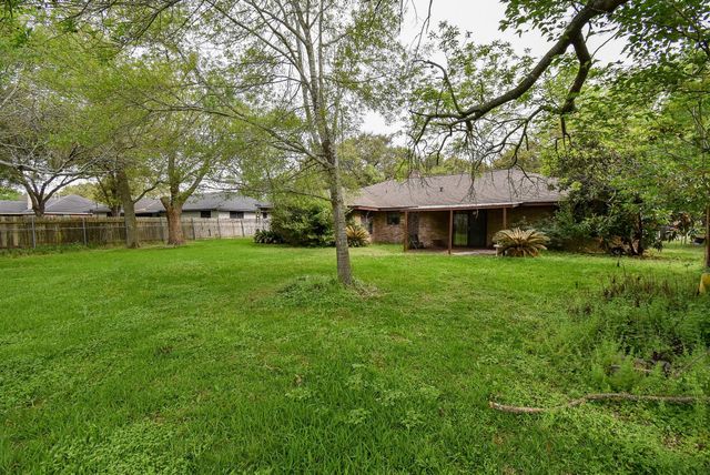 718 Partridge Lane, Eagle Lake, TX 77434
