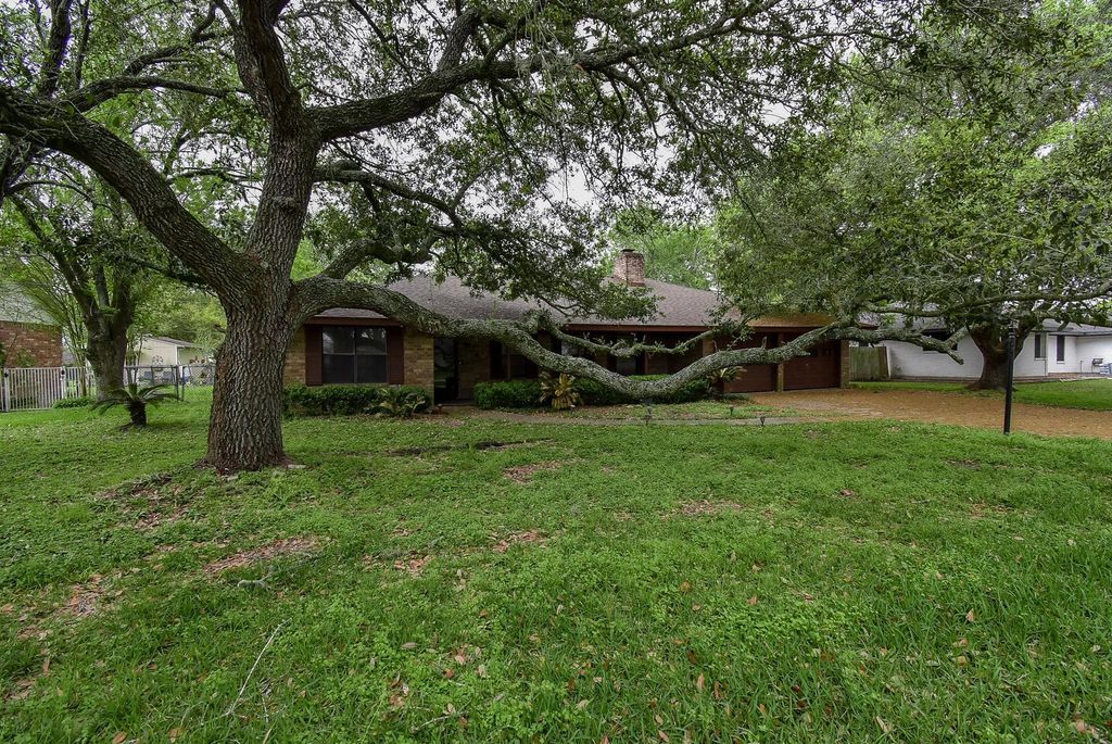 718 Partridge Lane, Eagle Lake, TX 77434