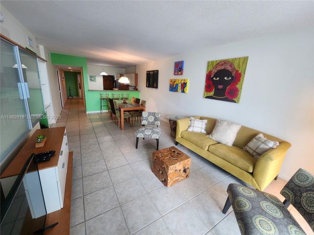 18100 N Bay Road PH7, Sunny Isles Beach, FL 33160