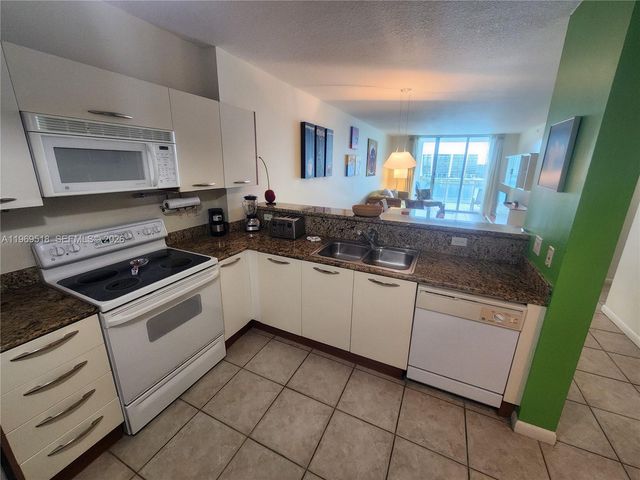 18100 N Bay Road PH7, Sunny Isles Beach, FL 33160