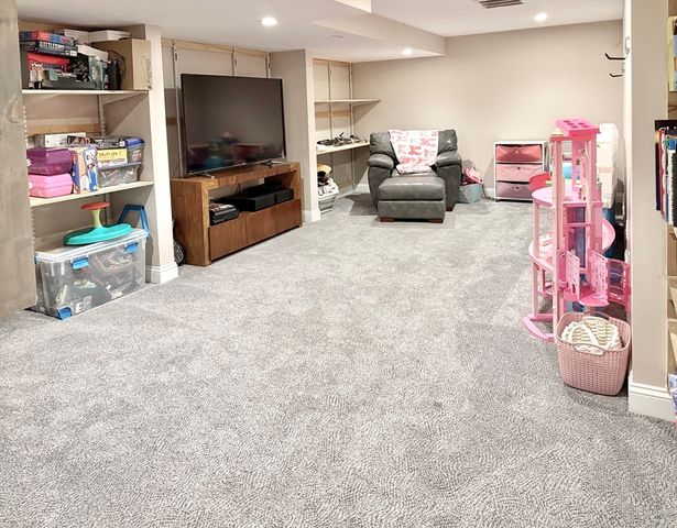 54 Overlook Cir, Plymouth, MA 02360