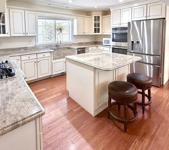 54 Overlook Cir, Plymouth, MA 02360