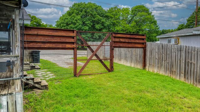 1028 W Lake Drive, Weatherford, TX 76087