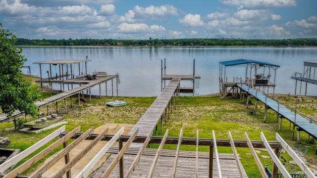1028 W Lake Drive, Weatherford, TX 76087