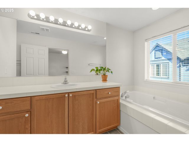 1179 Se LEANDER St, Hillsboro, OR 97123