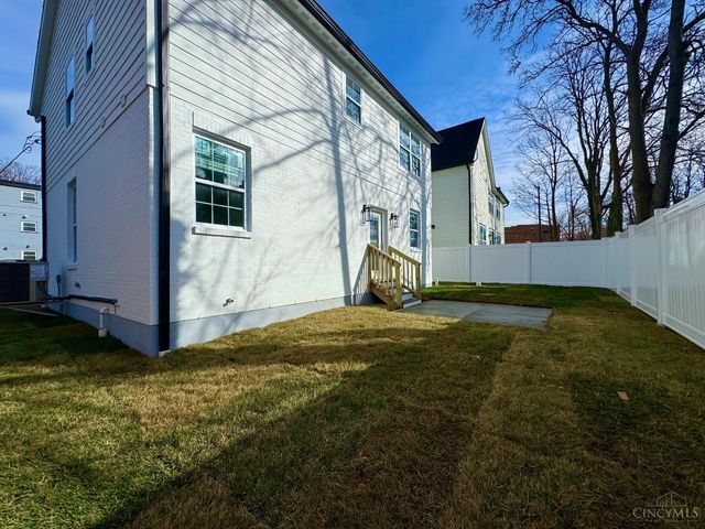 2735 Silverleaf Avenue, Cincinnati, OH 45212