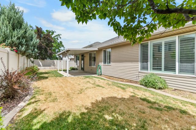 1077 N ADELBURG DR, North Salt Lake, UT 84054