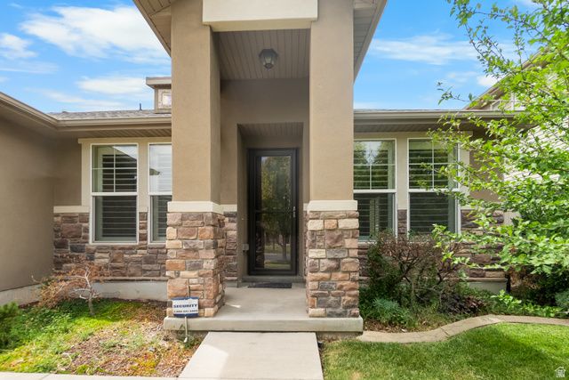 1077 N ADELBURG DR, North Salt Lake, UT 84054