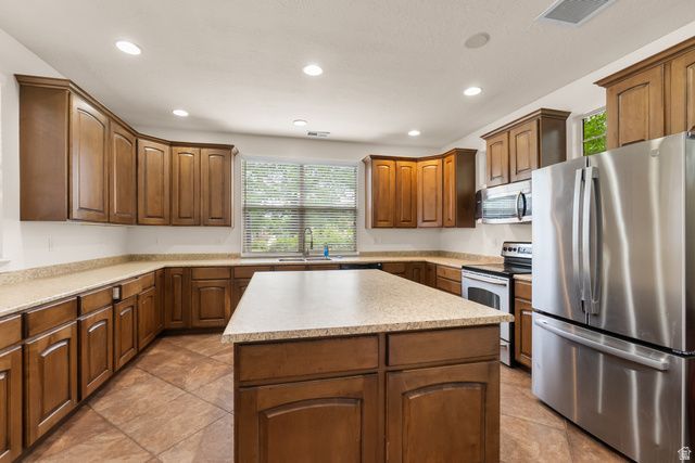 1077 N ADELBURG DR, North Salt Lake, UT 84054
